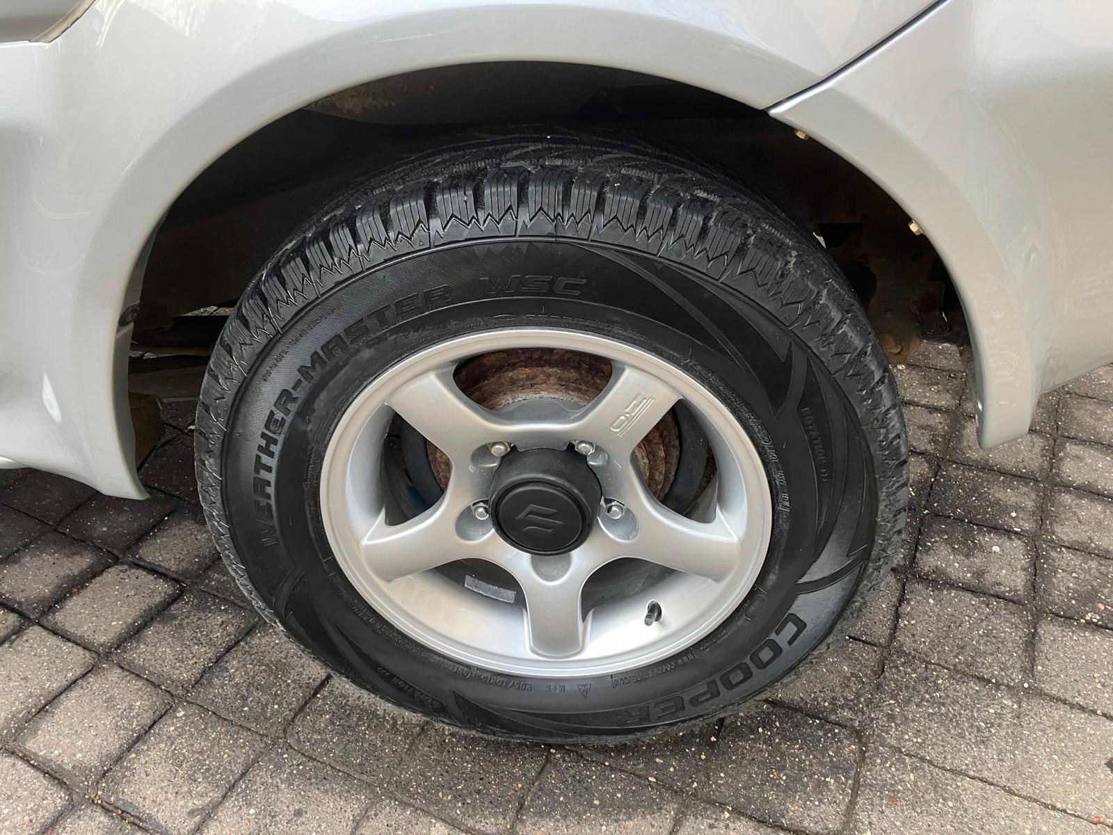 Suzuki Jimny 1.3i JLX 85 Chevaux 4 places 3 portes 4 roues motrices