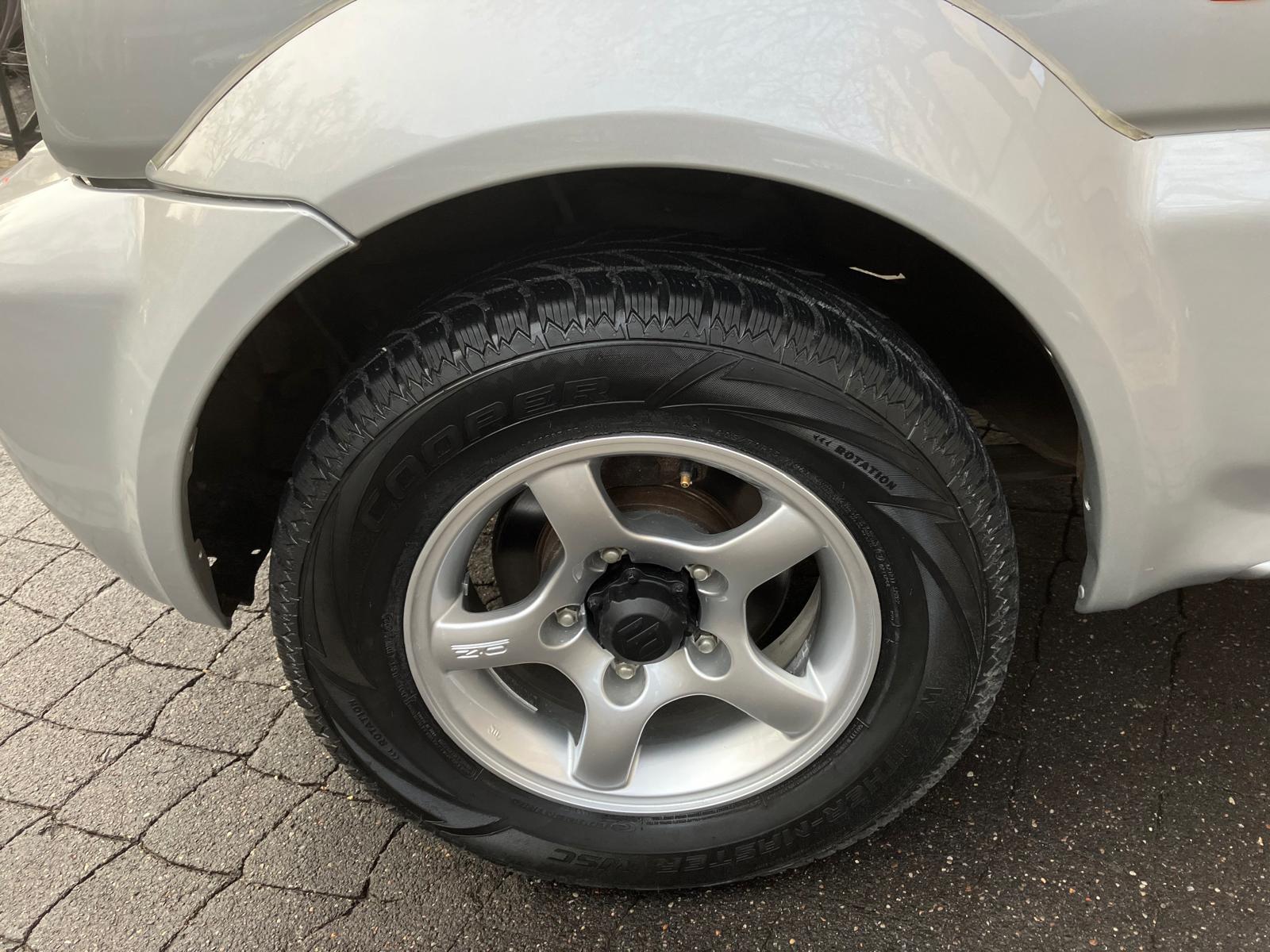 Suzuki Jimny 1.3i JLX 85 Chevaux 4 places 3 portes 4 roues motrices