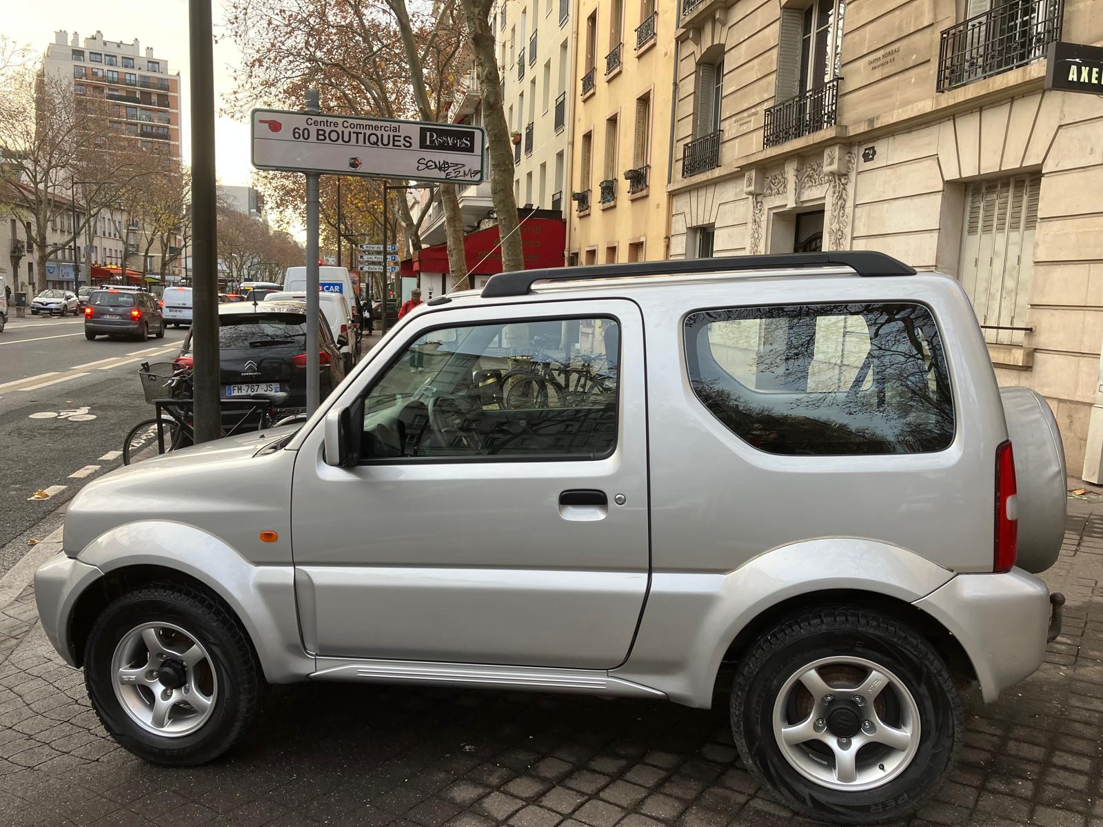 Suzuki Jimny 1.3i JLX 85 Chevaux 4 places 3 portes 4 roues motrices