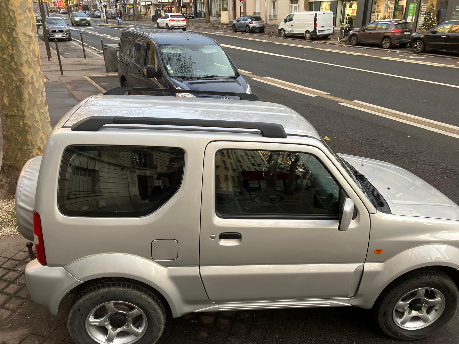 Suzuki Jimny 1.3i JLX 85 Chevaux 4 places 3 portes 4 roues motrices