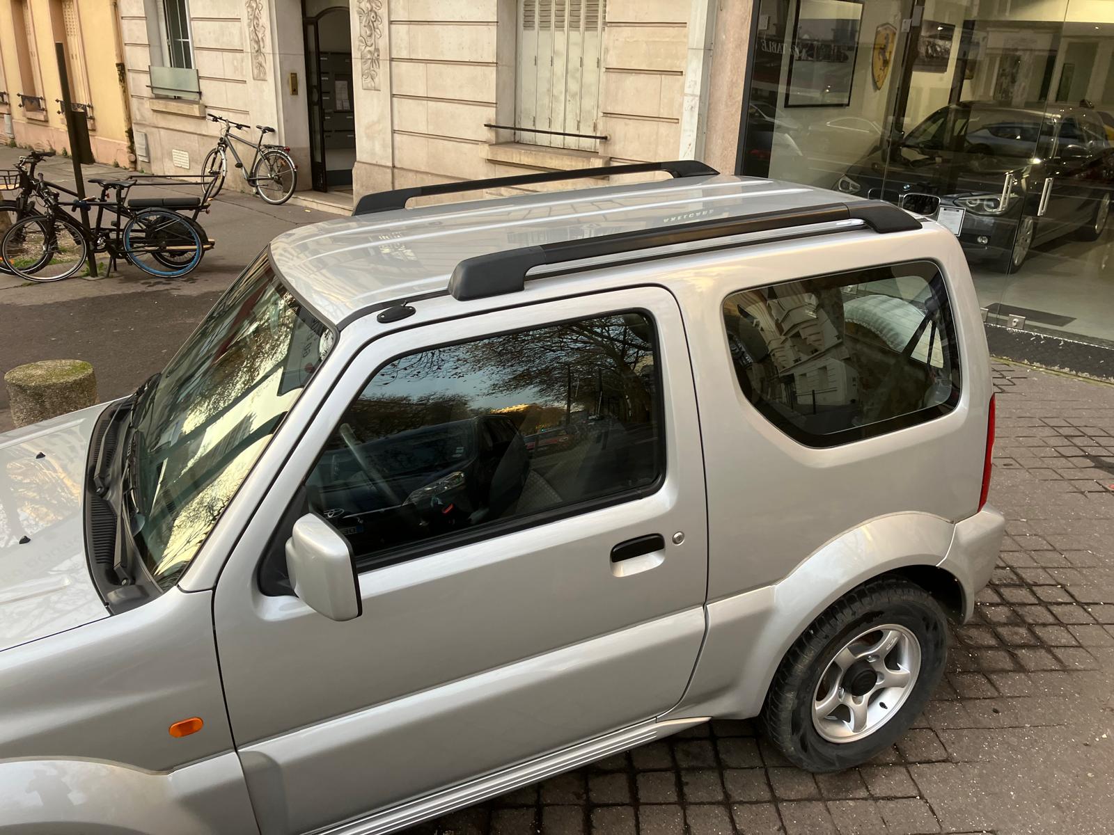 Suzuki Jimny 1.3i JLX 85 Chevaux 4 places 3 portes 4 roues motrices