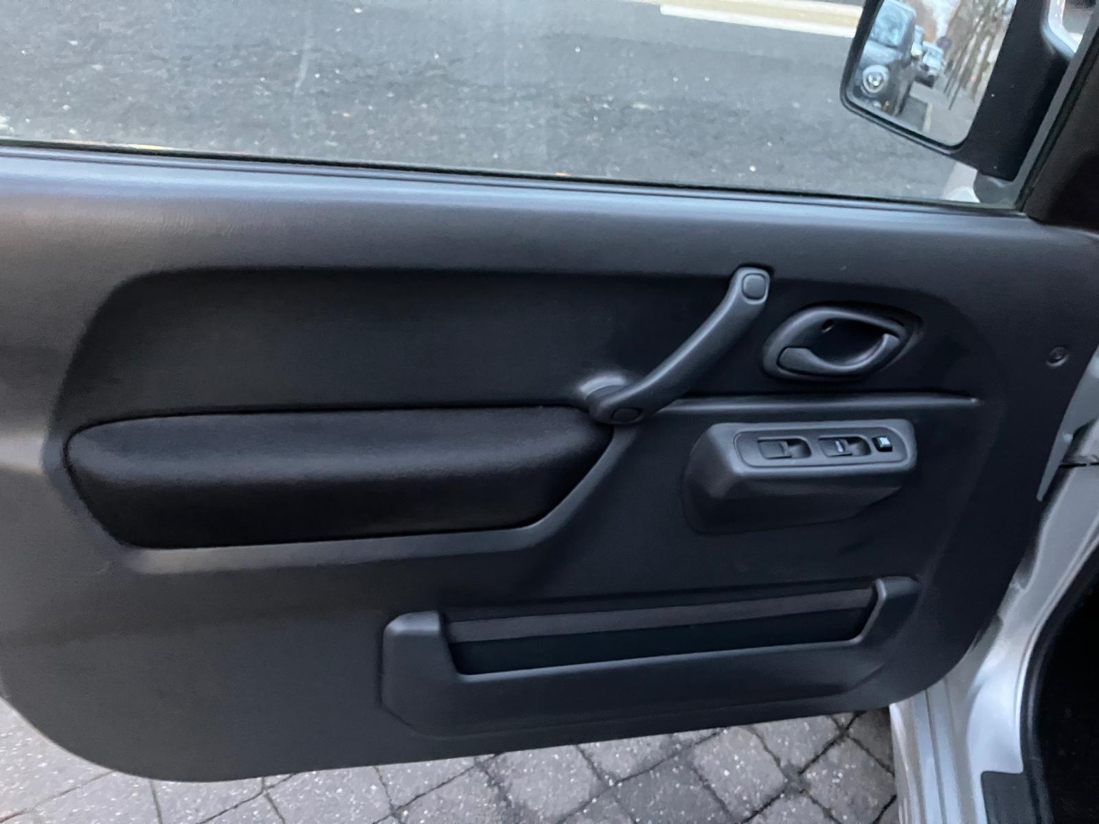 Suzuki Jimny 1.3i JLX 85 Chevaux 4 places 3 portes 4 roues motrices