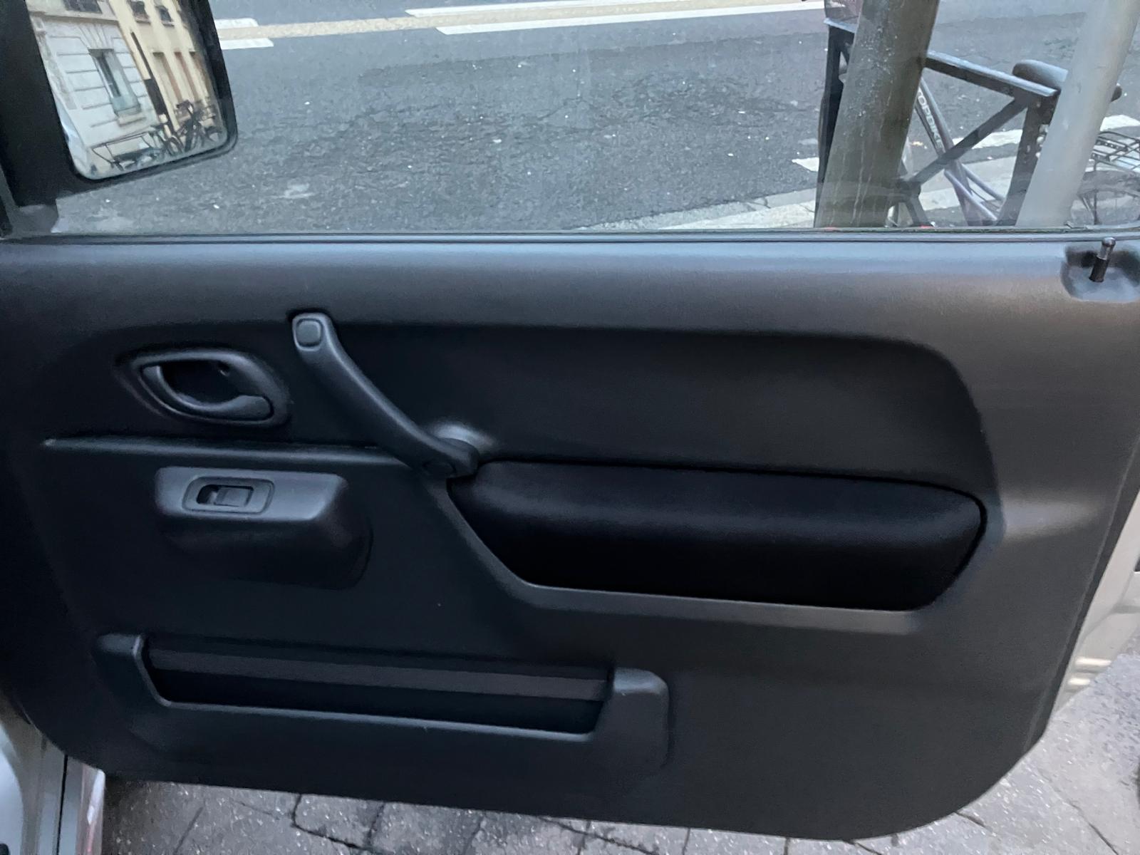 Suzuki Jimny 1.3i JLX 85 Chevaux 4 places 3 portes 4 roues motrices