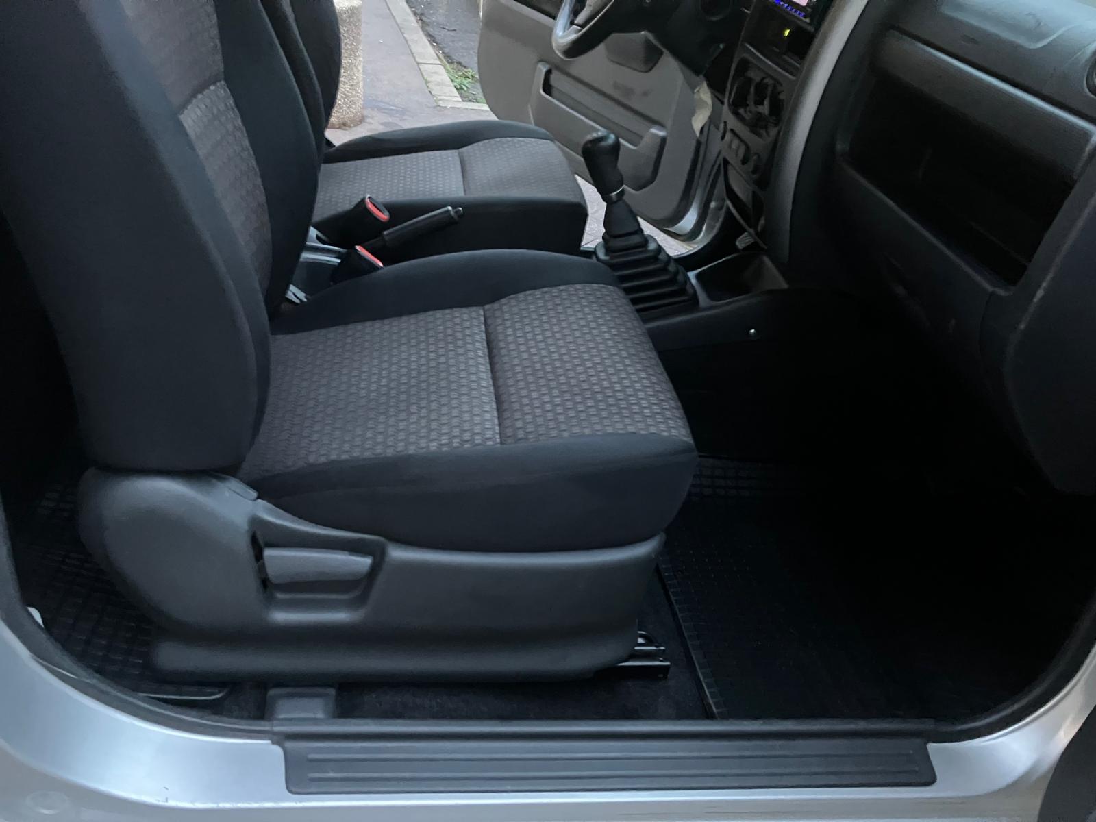 Suzuki Jimny 1.3i JLX 85 Chevaux 4 places 3 portes 4 roues motrices