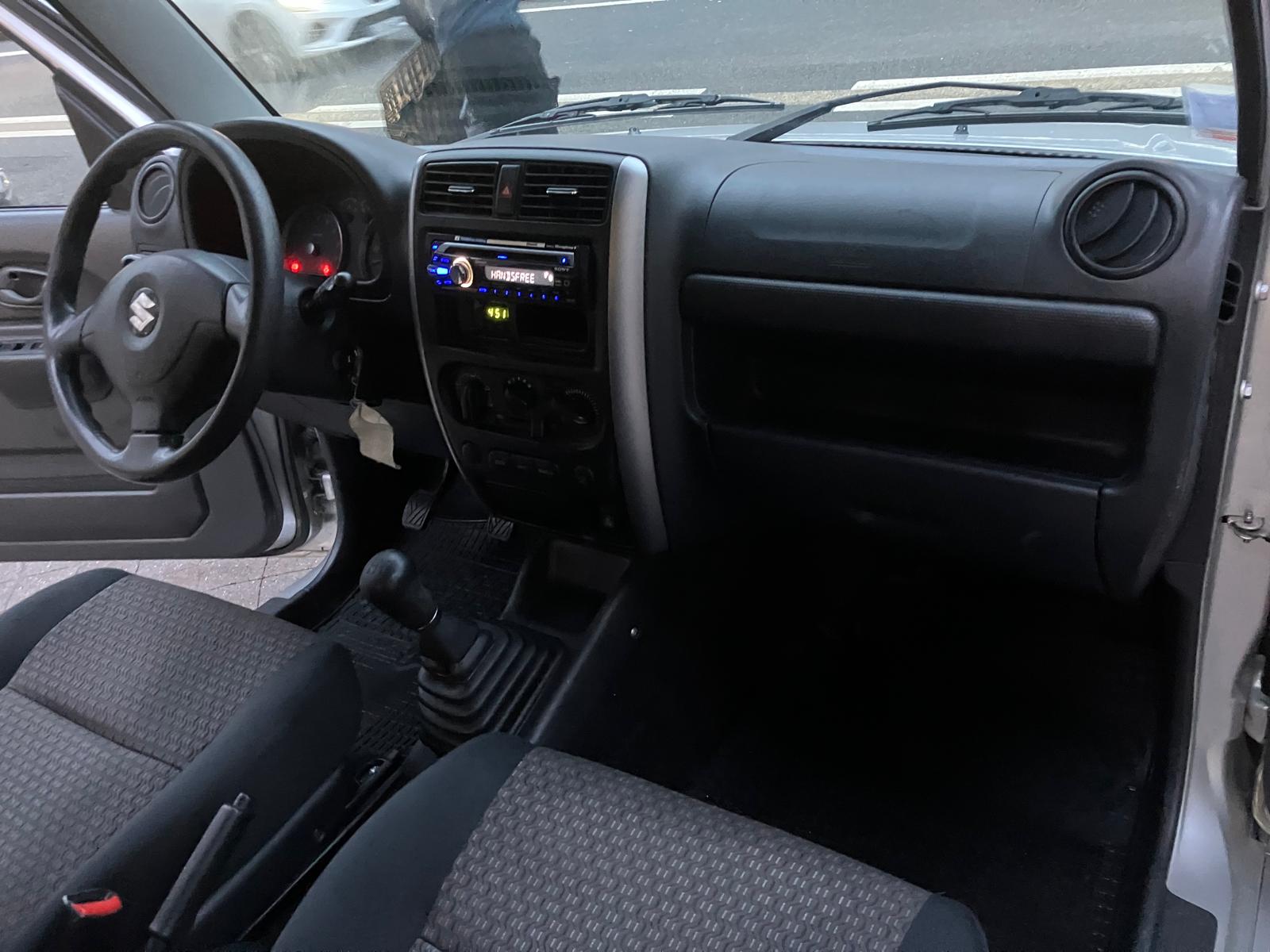 Suzuki Jimny 1.3i JLX 85 Chevaux 4 places 3 portes 4 roues motrices