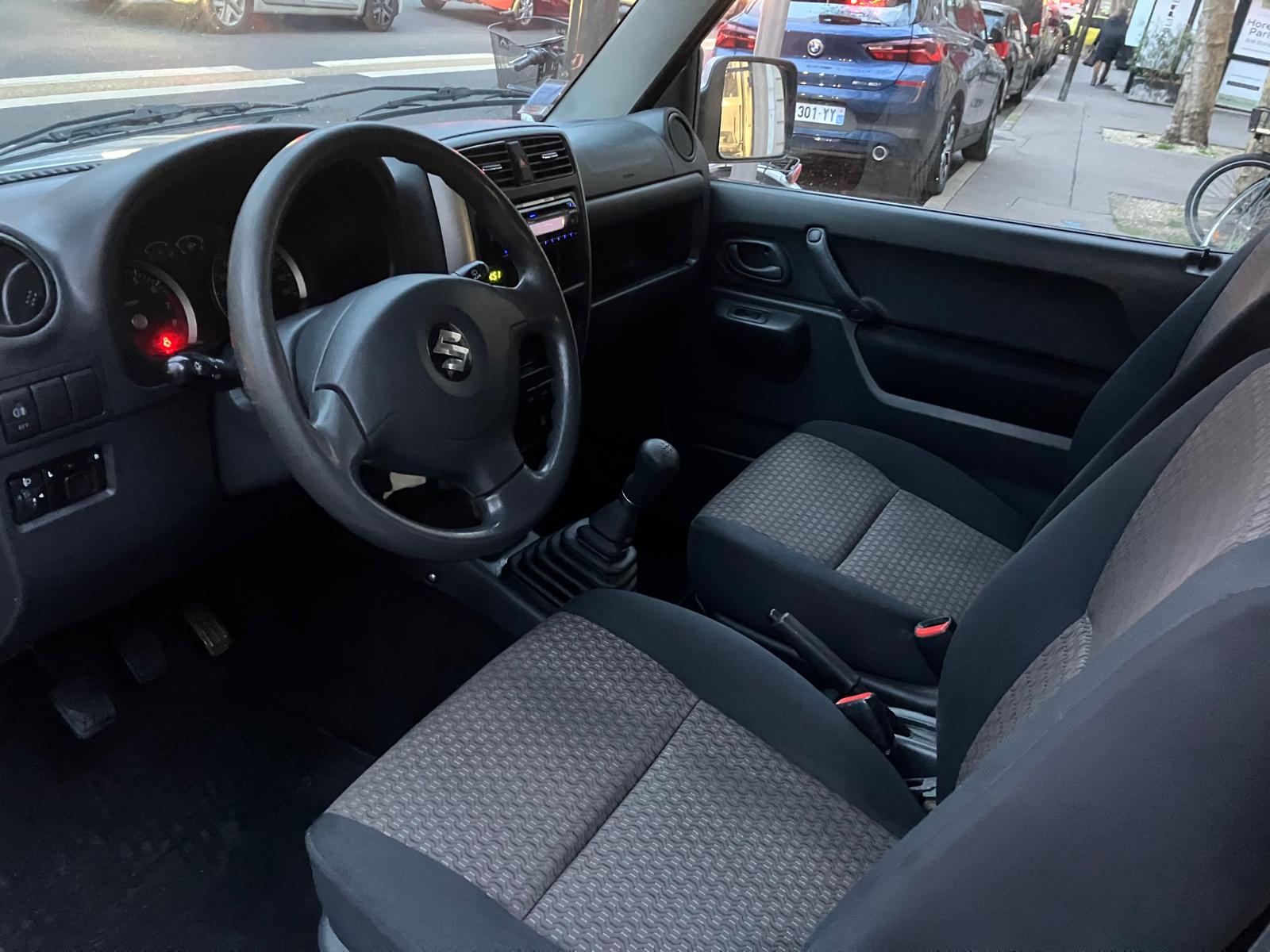 Suzuki Jimny 1.3i JLX 85 Chevaux 4 places 3 portes 4 roues motrices