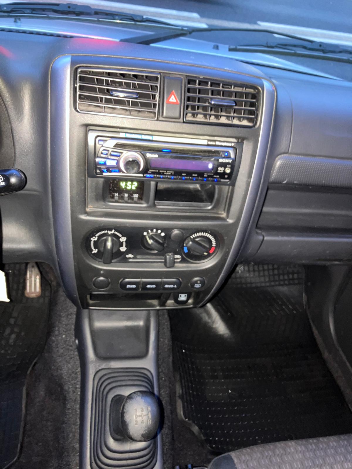 Suzuki Jimny 1.3i JLX 85 Chevaux 4 places 3 portes 4 roues motrices