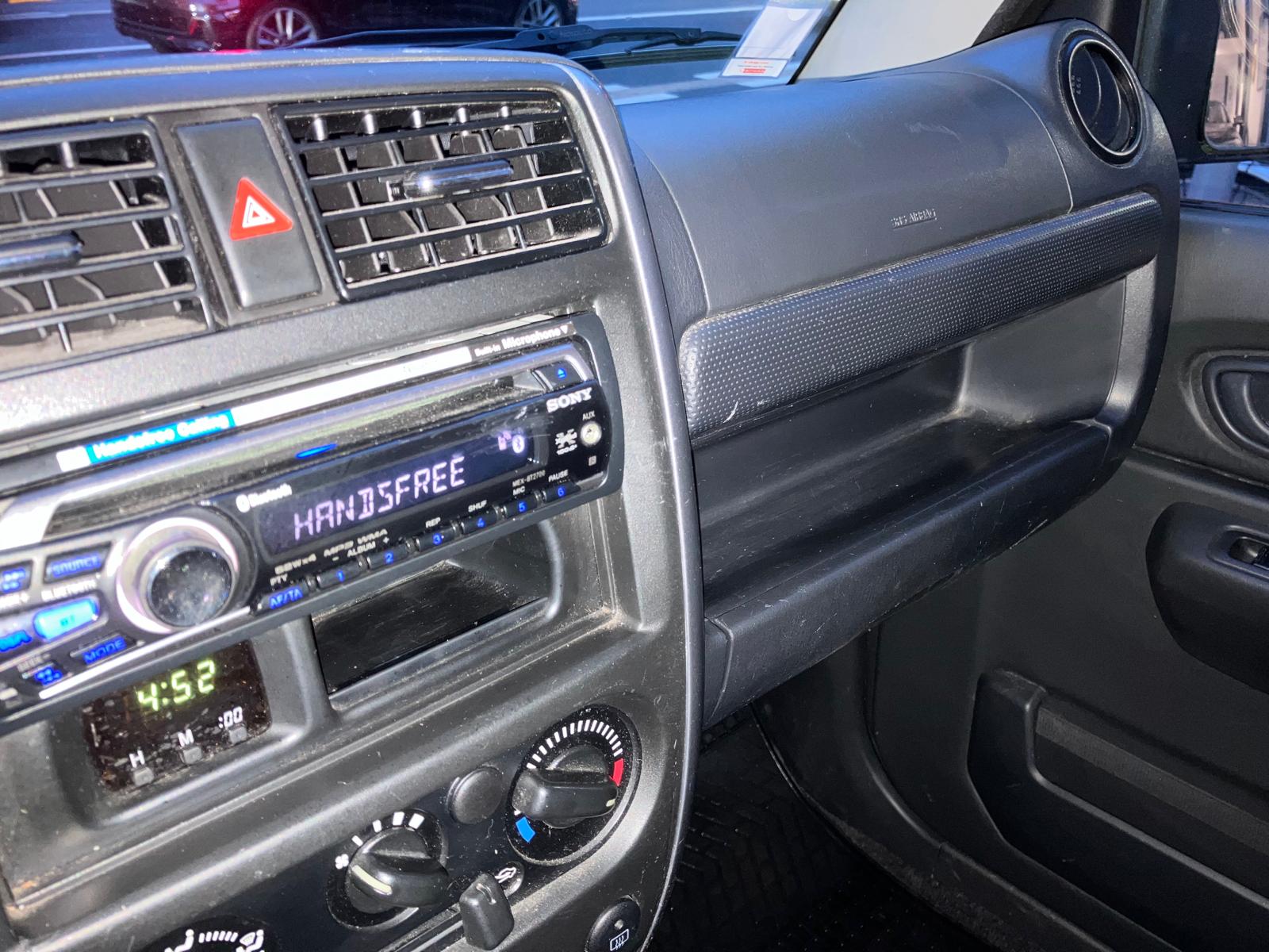 Suzuki Jimny 1.3i JLX 85 Chevaux 4 places 3 portes 4 roues motrices