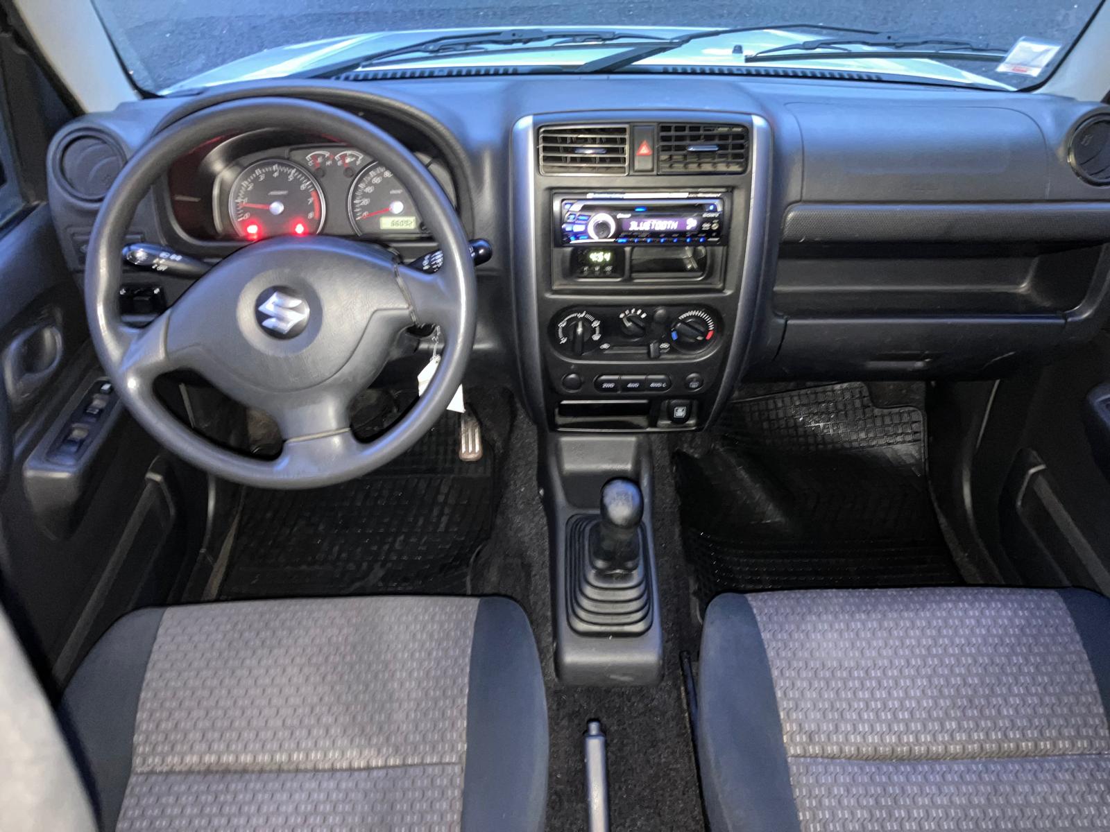 Suzuki Jimny 1.3i JLX 85 Chevaux 4 places 3 portes 4 roues motrices