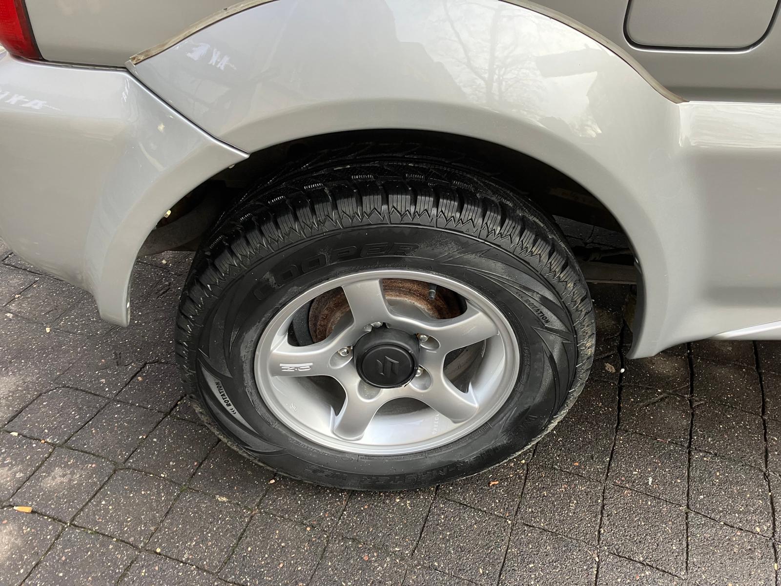 Suzuki Jimny 1.3i JLX 85 Chevaux 4 places 3 portes 4 roues motrices