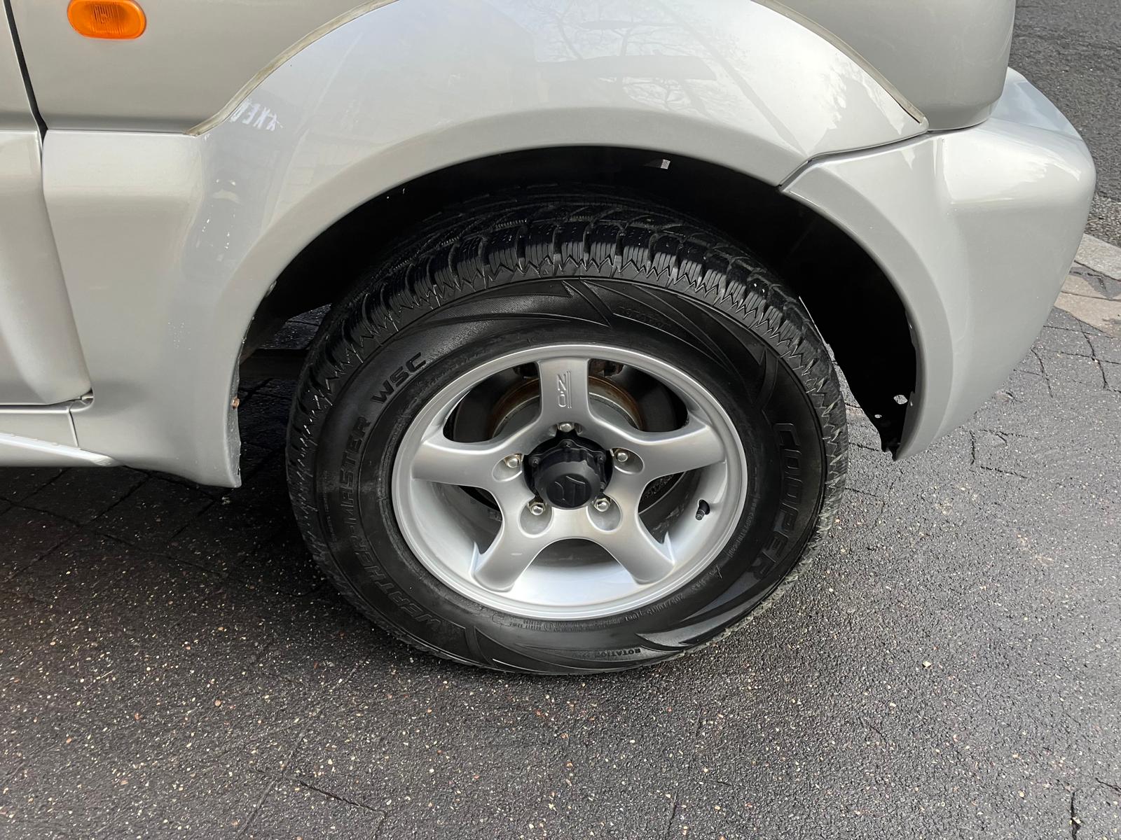 Suzuki Jimny 1.3i JLX 85 Chevaux 4 places 3 portes 4 roues motrices