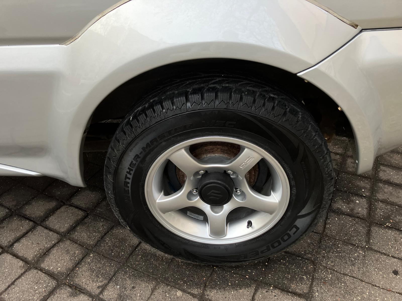 Suzuki Jimny 1.3i JLX 85 Chevaux 4 places 3 portes 4 roues motrices